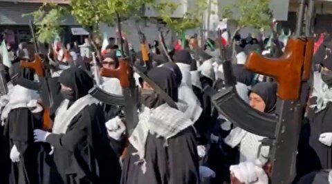 حضور دختران مسلح به کلاشنیکف در اجتماع حمایت از ایران