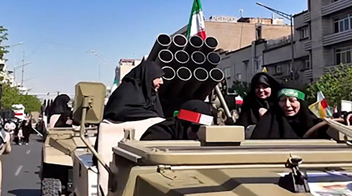 تصاویر رسانه عربی از زنان ایران پشت کاتیوشا و تیربار