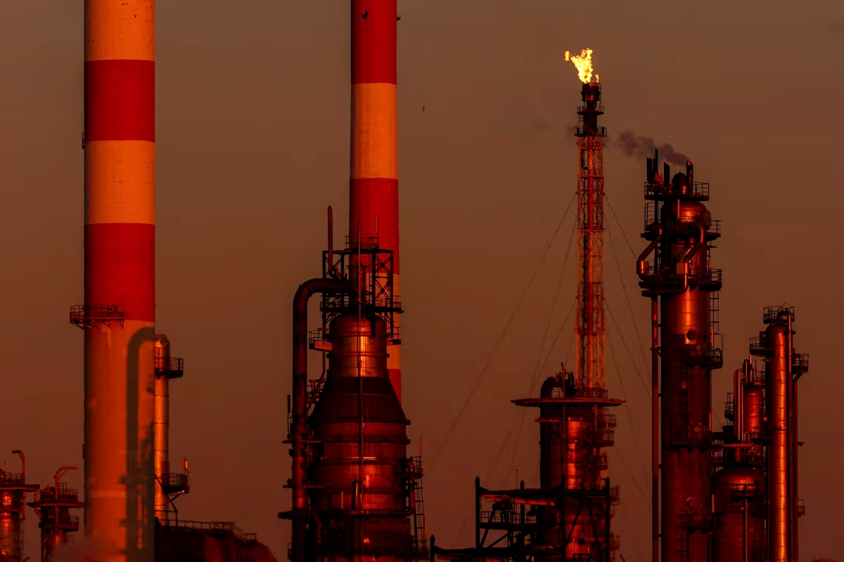 سایه سنگین بسته شدن تنگه هرمز بر بازار انرژی/ معادل چهار روز نفت دنیا دود شد؛ قیمتها سر به فلک کشیدند