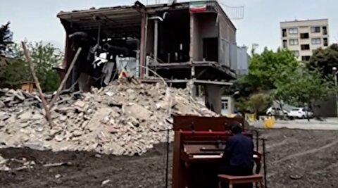 تک‌نوازی دانشجوی دانشگاه شریف با پیانو در میان ویرانی‌ها