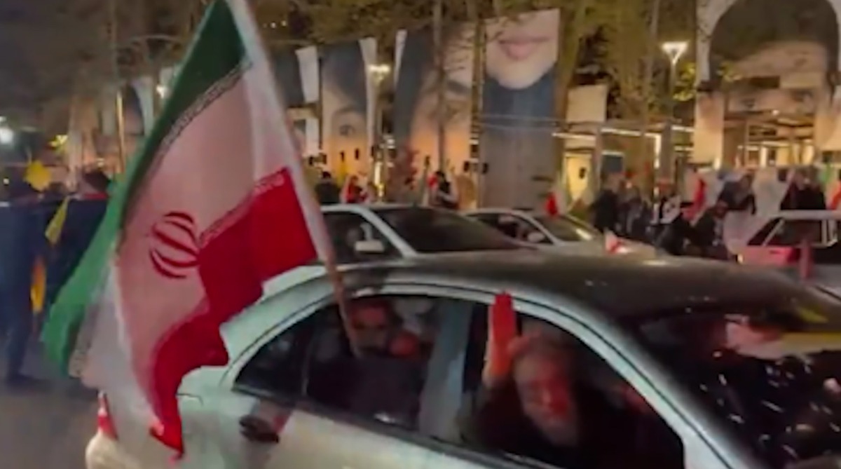 مسعود فراستی با پرچم ایران و حزب الله در خیابان