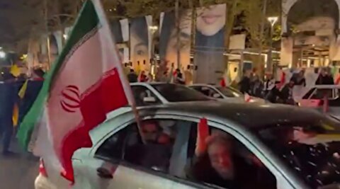 مسعود فراستی با پرچم ایران و حزب الله در خیابان