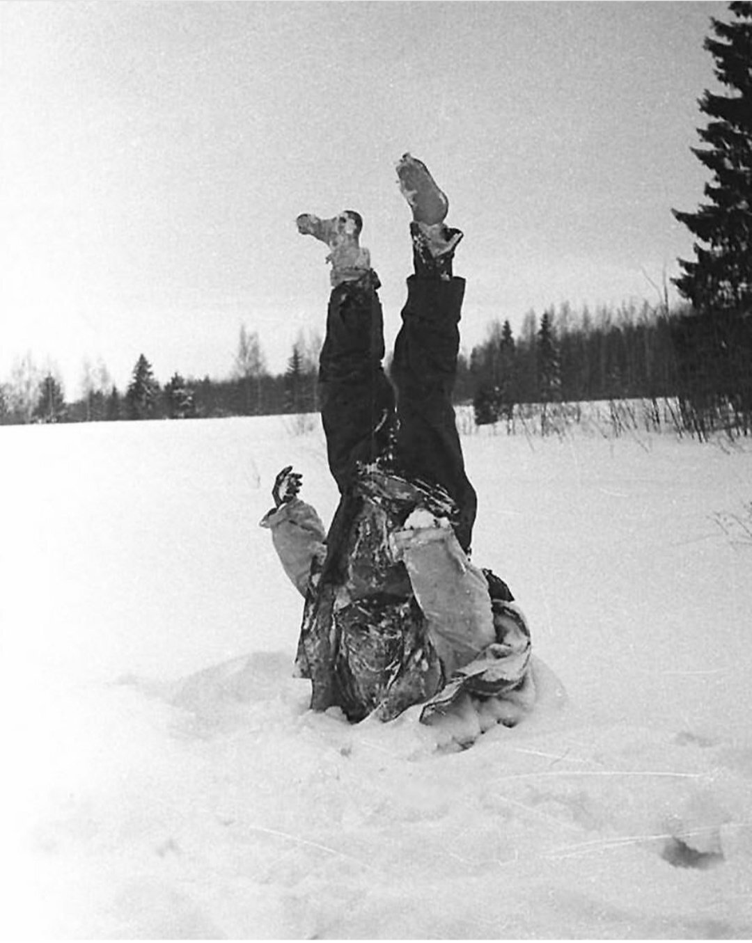 عکس: شیوه عجیب سربازان شوروی برای تضعیف روحیه دشمن عکس: شیوه عجیب سربازان شوروی برای تضعیف روحیه دشمن