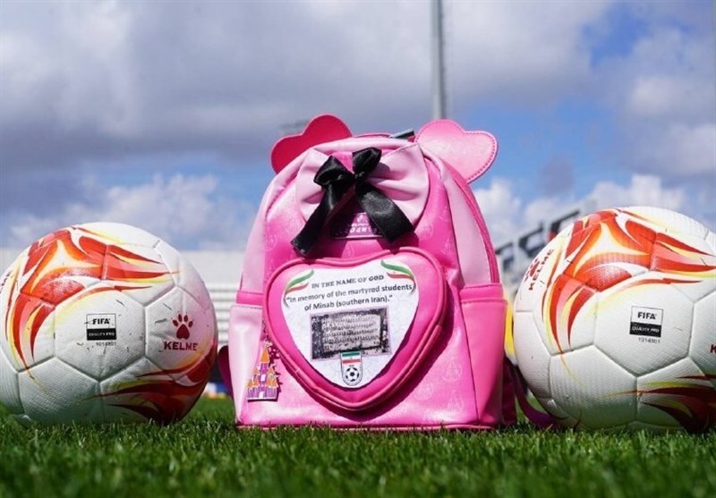 حضور نمادین بازیکنان تیم ملی فوتبال در مقابل نیجریه با کوله پشتی مدرسه