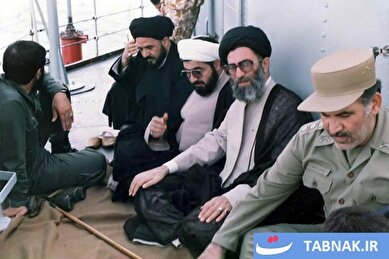 عکس: حضور رهبر شهید امام خامنه‌ای بر عرشه ناو خارک