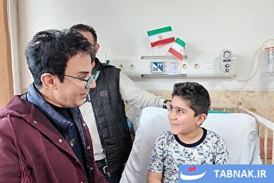 عکس: دیدار عموپورنگ با کودکان بیمار و مجروح شده در جنگ