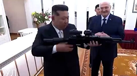 رئیس جمهور بلاروس به کیم جونگ اون یک تفنگ هدیه داد