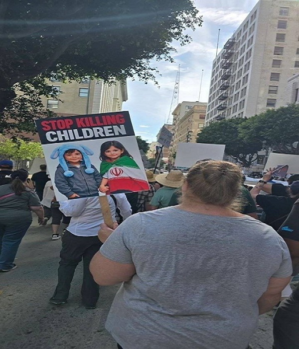 عکس بچه های میناب در تجمعات آمریکایی ها