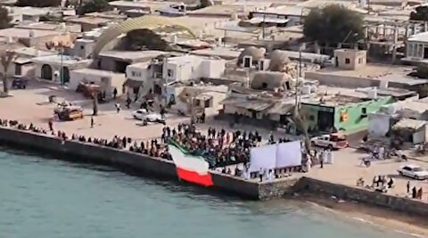 اهتزاز پرچم ایران بر فراز تنگه هرمز و جزیره هرمز