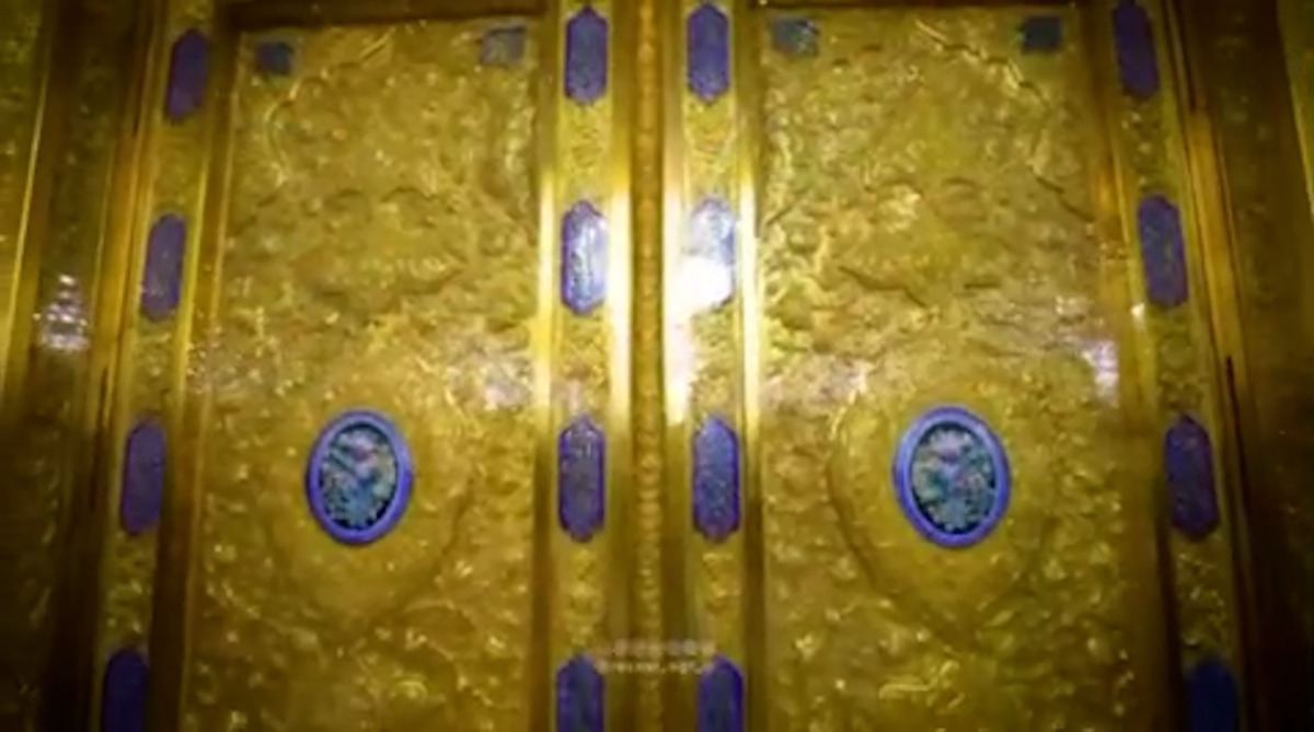 تصاویر غزل رهبر شهید انقلاب بر روی در طلای حرم امام رضا