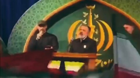 انگلیسی خواندن آهنگ «ای ایران» در حضور محمود کریمی