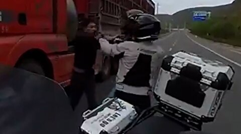 لحظات کتک زدن راننده تریلی به خاطر رانندگی پرخطر