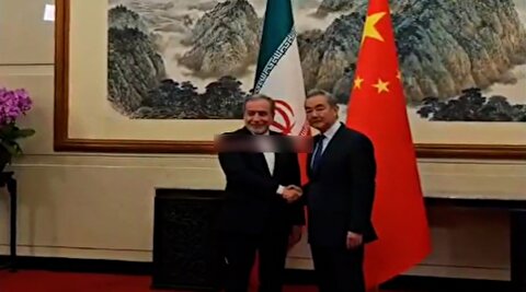 زبان بدن وزیر خارجه چین در دیدار با عراقچی