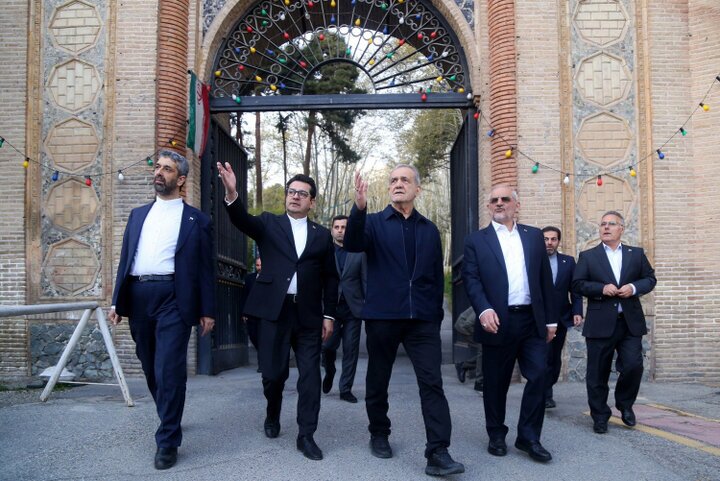 بازدید سرزده رییس جمهور از بخش‌های آسیب از جنگ مجموعه سعدآباد