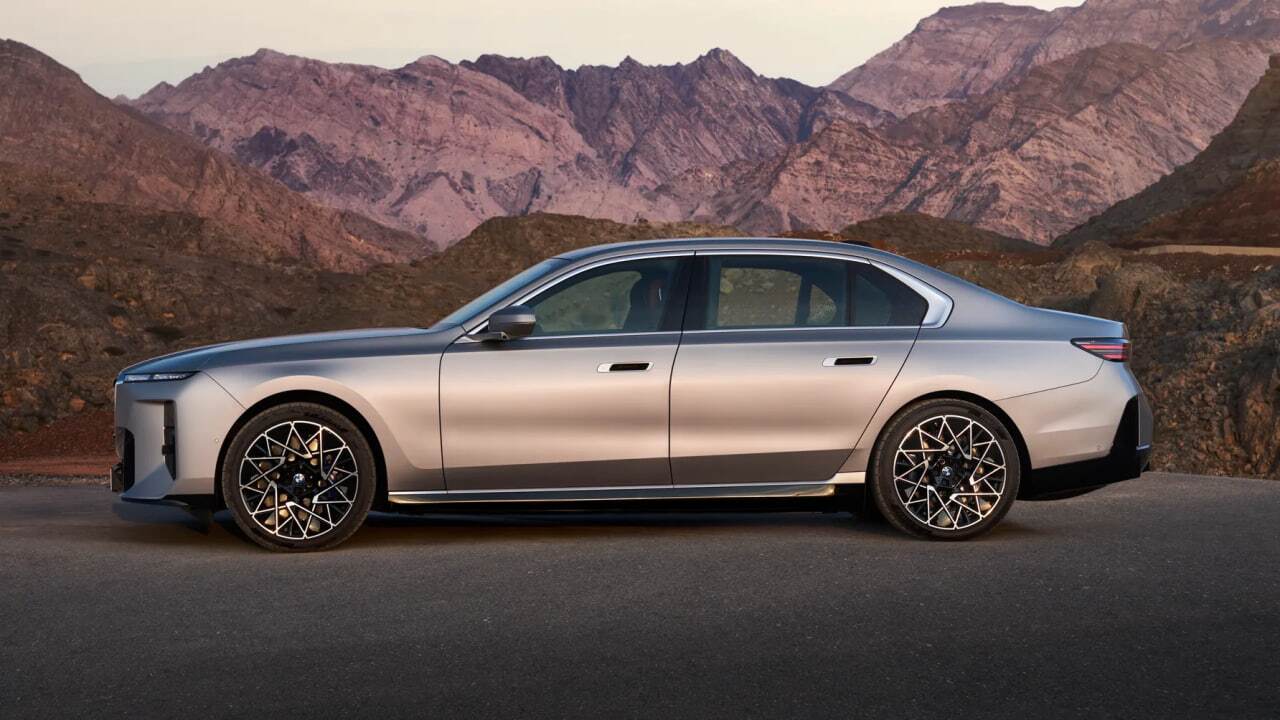 سکوتی که زور می&zwnj;زند لوکس باشد؛ روایت تلاش BMW 7 Series برای رسیدن به جایی که هنوز مالک اسمش مرسدس است