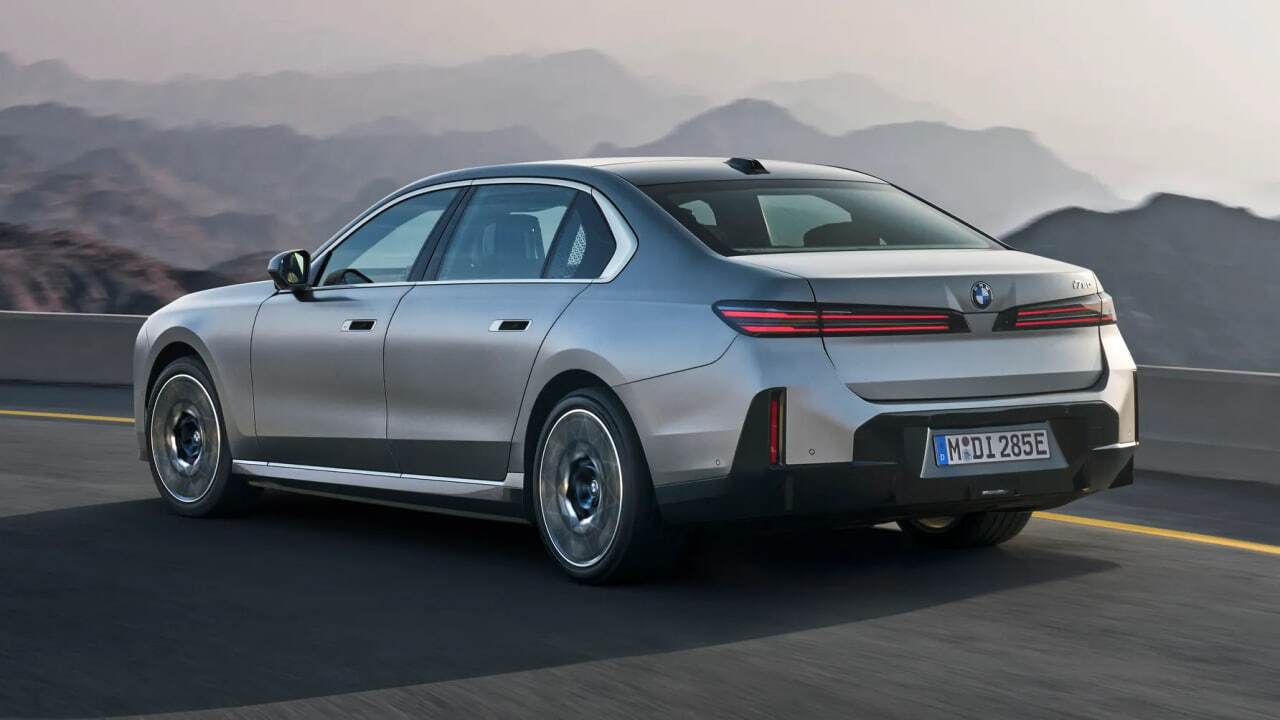 سکوتی که زور می&zwnj;زند لوکس باشد؛ روایت تلاش BMW 7 Series برای رسیدن به جایی که هنوز مالک اسمش مرسدس است