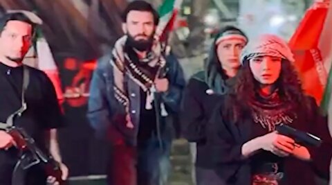 تصاویر رجزخوانی زنان و مردان مسلح کف خیابان