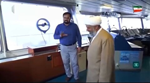 اقامه نماز امام جمعه هرمز روی کشتی آمریکایی!