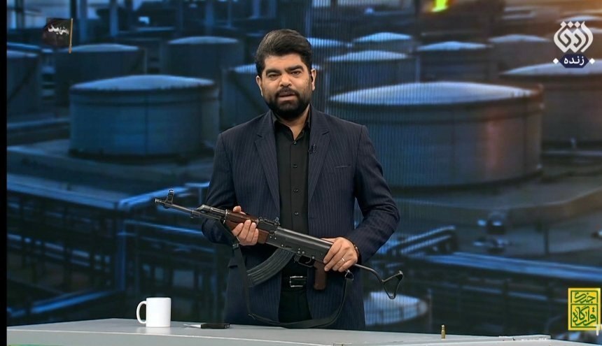 حضور مجریان مسلح در برنامه&zwnj;های صداوسیما