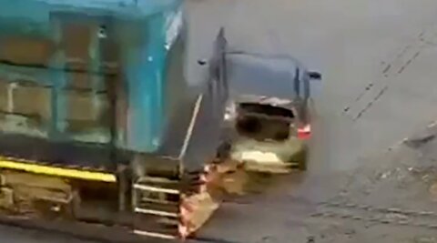 لحظه برخورد شدید قطار با یک خودرو