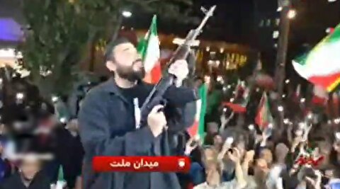 شلیک تیرهوایی توسط مجری شبکه سه کف خیابان