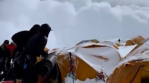 لحظه سقوط بهمن در اورست روی کوهنوردان