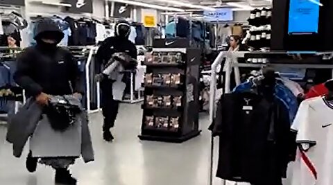 سرقت دسته‌جمعی از فروشگاه پوشاک در شرق لندن