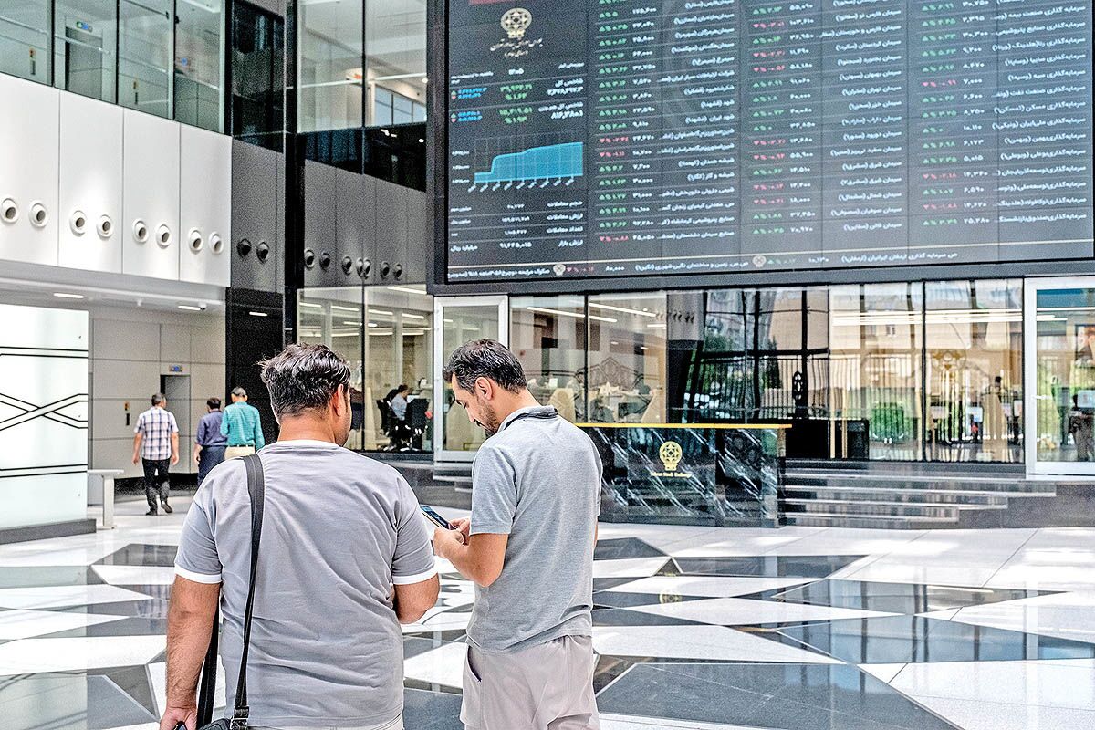 بورس بدون هیجان فروش/ حقیقیها در صف خرید از حقوقی ها/ روز منفی برای ایران خودرو و سایپا