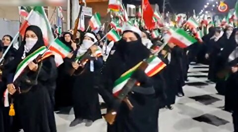 رژه زنان مسلح به کلاشنیکف و تیربار در خیابان