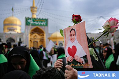 عکس:سفر خانواده شهدای میناب به حریمِ امام رئوف