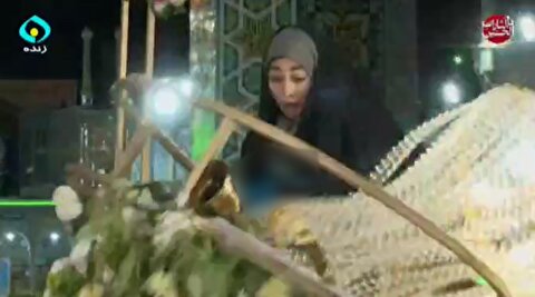 لحظه سقوط لوستر روی سر مجری برنامه صداوسیما