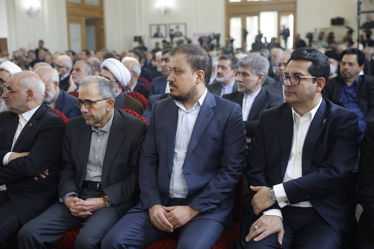 تصاویری از مراسم گرامیداشت شهیدان خرازی و امیرعبداللهیان تصاویری از مراسم گرامیداشت شهیدان خرازی و امیرعبداللهیان