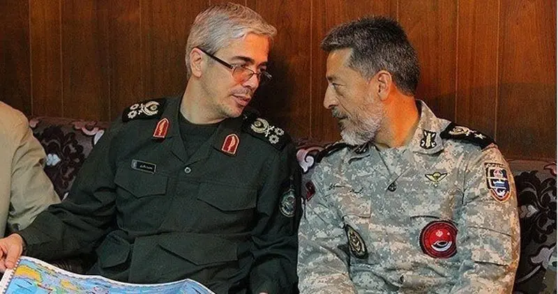 عکس/ شهید باقری و شهید موسوی در بازدید از دریای عمان عکس/ شهید باقری و شهید موسوی در بازدید از دریای عمان