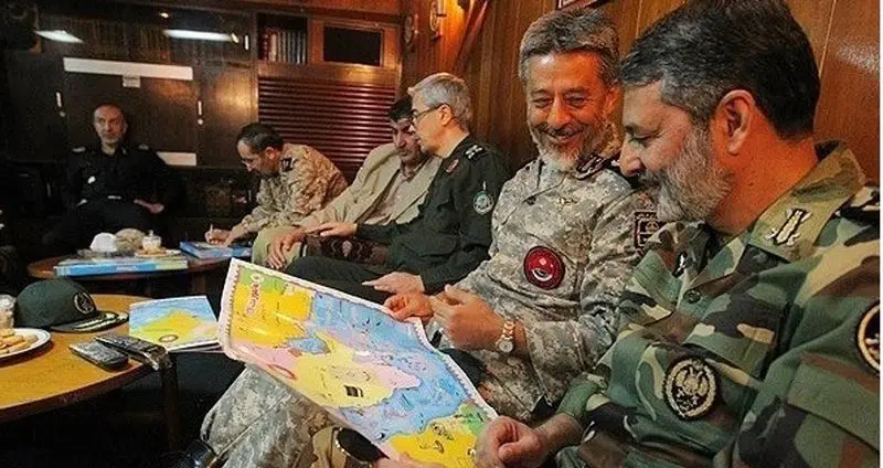 عکس/ شهید باقری و شهید موسوی در بازدید از دریای عمان عکس/ شهید باقری و شهید موسوی در بازدید از دریای عمان
