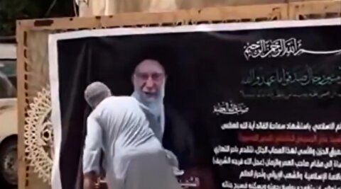 ادای احترام مرد عراقی در کربلا به رهبر شهید انقلاب