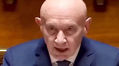 سناتور فرانسوی: مشتی معتاد و الکلی در آمریکا قدرت را به دست گرفته‌اند