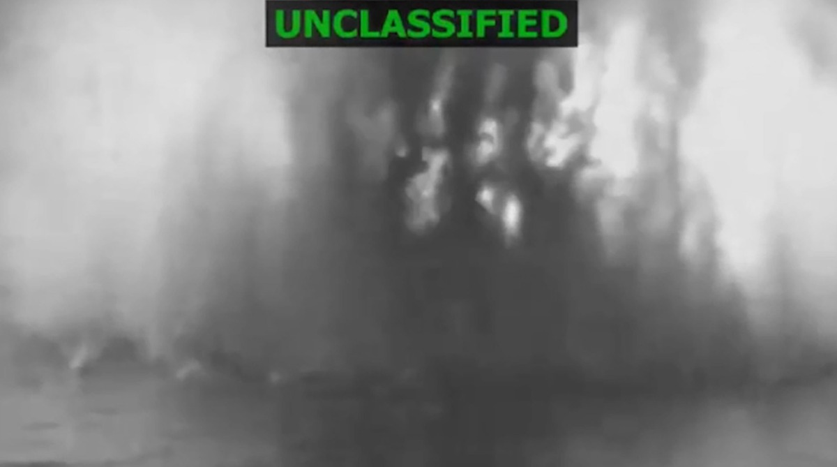 تصاویر حمله آمریکا به شناوری در اقیانوس آرام