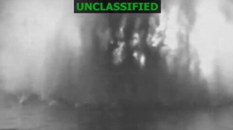 تصاویر حمله آمریکا به شناوری در اقیانوس آرام