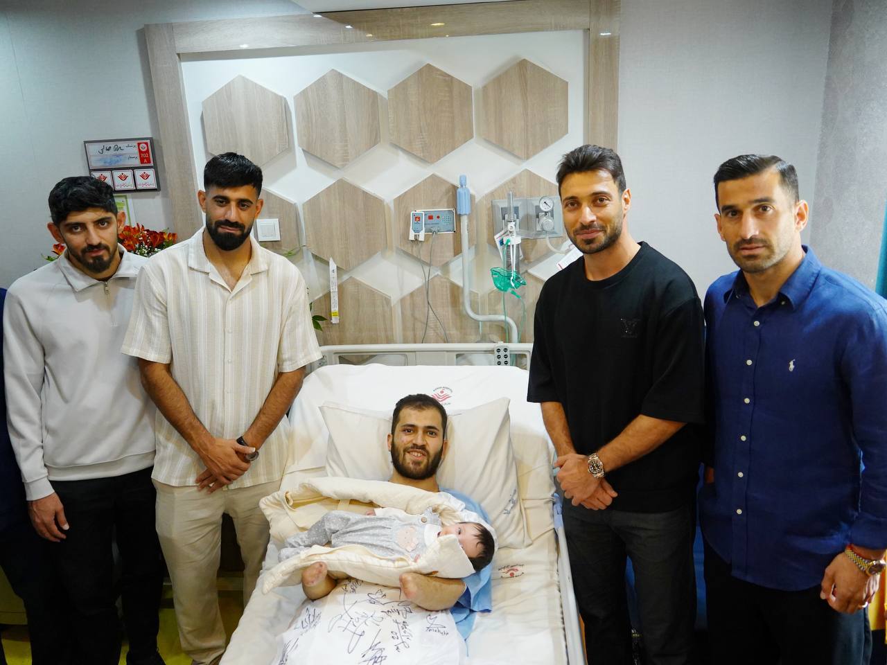 قلعه نویی: &laquo;خاک وطن&raquo; یکی از دو ناموس اصلی یک کشور است/ پیراهن تیم ملی، هدیه ملی&zwnj;پوشان به جانباز جنگ