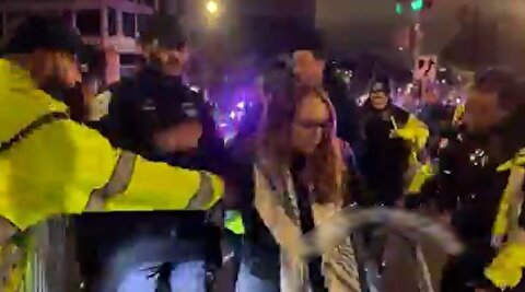 لحظه دستگیری معترضی که به سمت کاروان ترامپ رفت