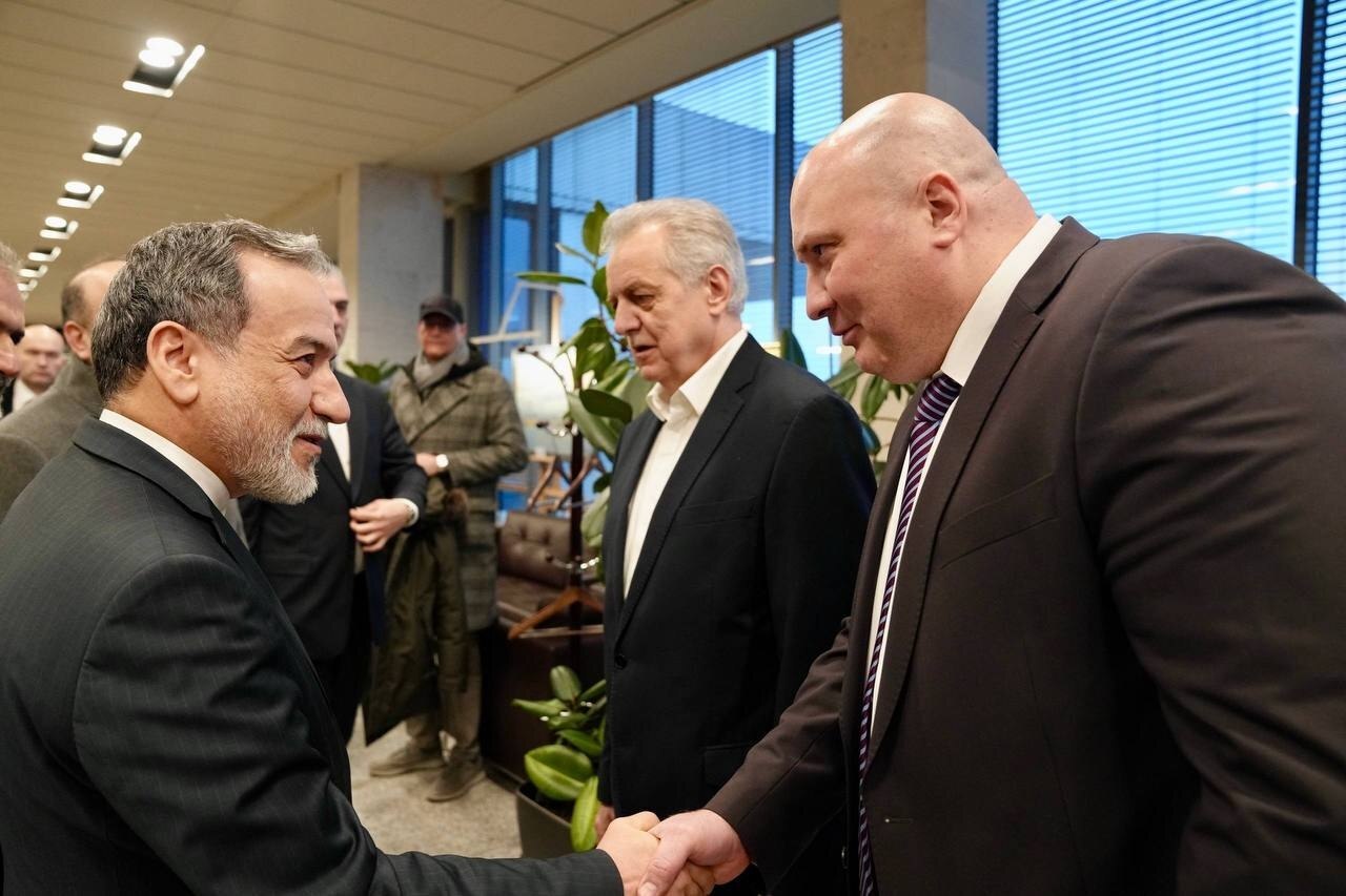 تصاویری از ورود عراقچی به سنت&zwnj;پترزبورگ