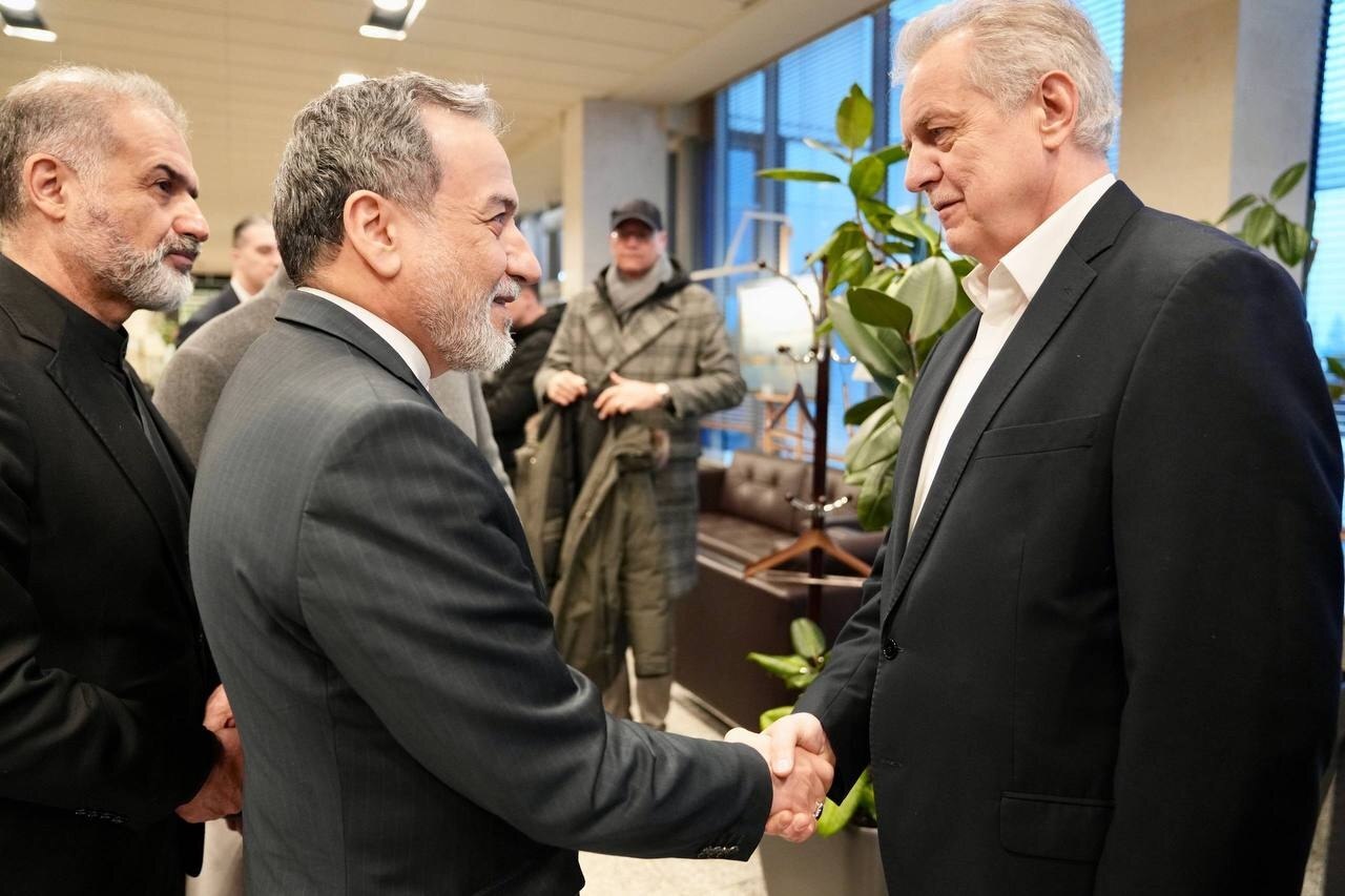 تصاویری از ورود عراقچی به سنت&zwnj;پترزبورگ