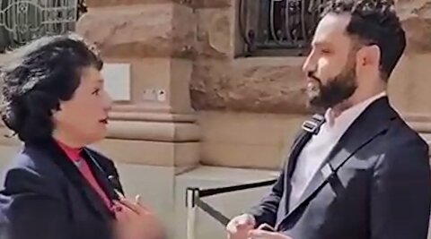 گفتگوی جنجالی نماینده پارلمان سوئد با یک سلطنت‌ طلب