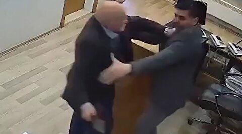 لحظات حمله پیرمرد با ساطور به کارکنان شهرداری!