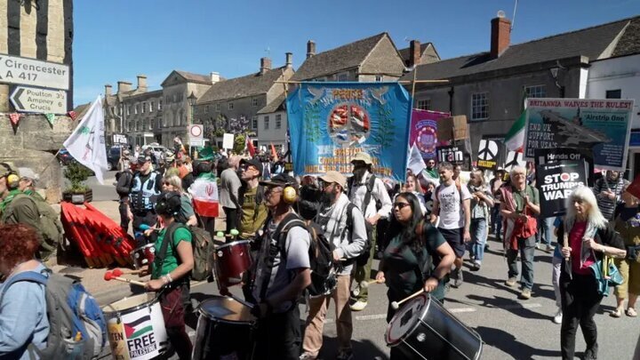 تصاویر کودکان ایرانی در دست معترضان انگلیسی