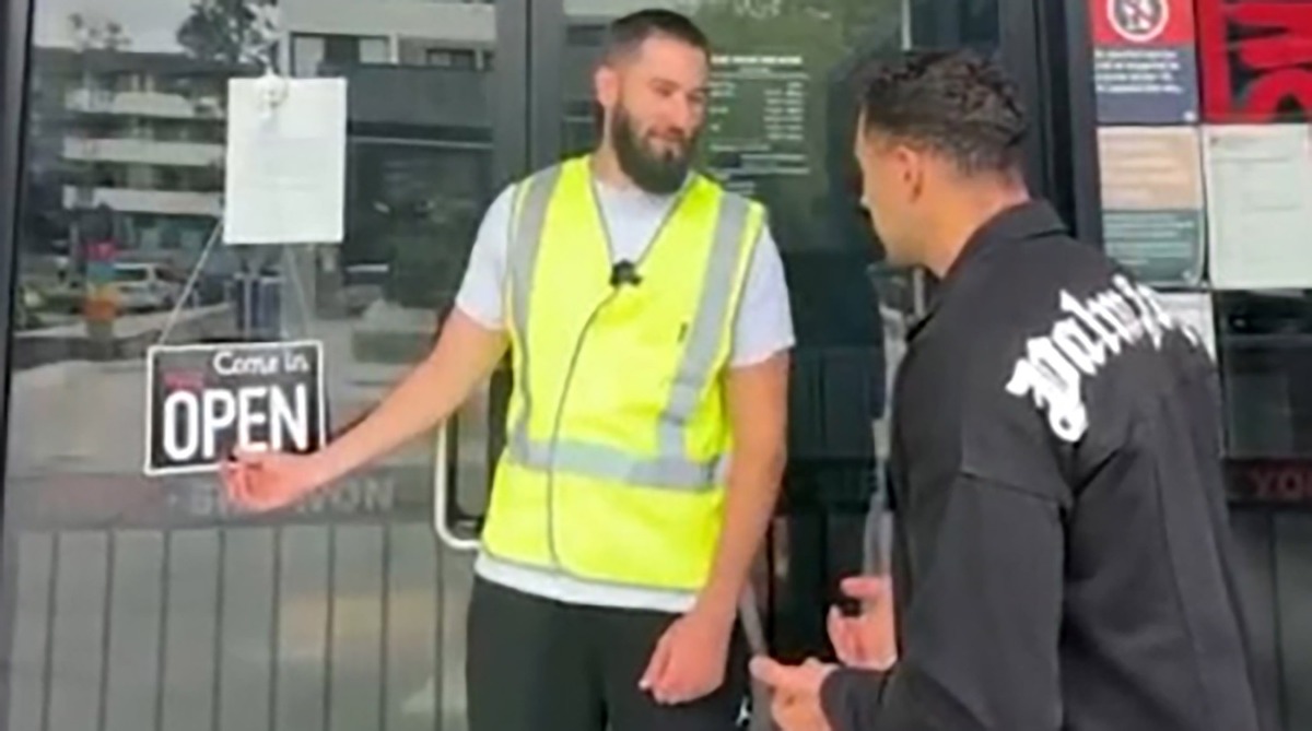 ویدیوی بامزه بلاگر استرالیایی از وضعیت تنگه هرمز