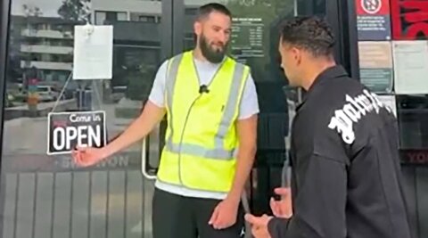 ویدیوی بامزه بلاگر استرالیایی از وضعیت تنگه هرمز