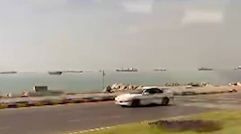 تصاویر کشتی‌های به صف شده پشت تنگه هرمز