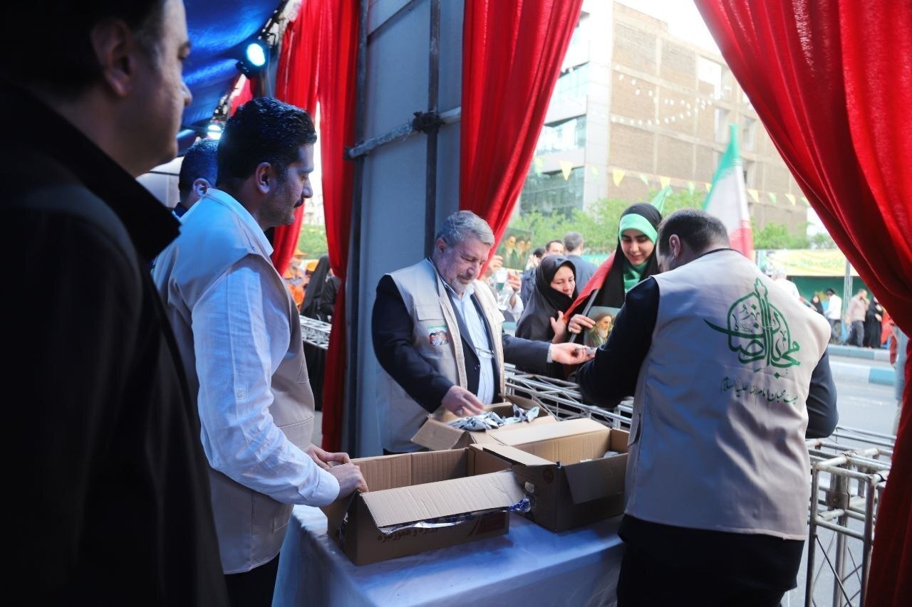 حضور الیاس حضرتی در راهپیمایی امام رضایی&zwnj;ها