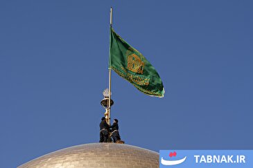 عکس: آیین تعویض پرچم گنبد منور رضوی در روز میلاد امام رضا علیه‌السلام